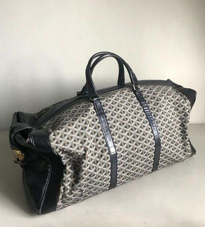 null Maison GOYARD - Vintage
Soft travel bag in printed canvas and black leather...