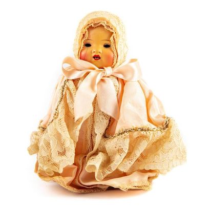 null Boîte à bonbon en carton surmontée d'une poupée en celuloide dan sa robe en...