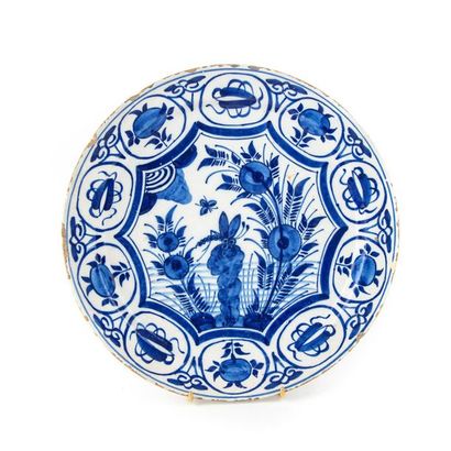 null DELFT
Two round earthenware dishes that can form a pair, with a blue-white decoration...