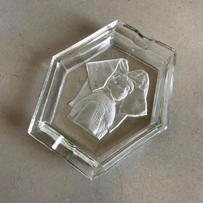 null Polygonal ashtray made of pressed moulded glass with a central frosted decoration...