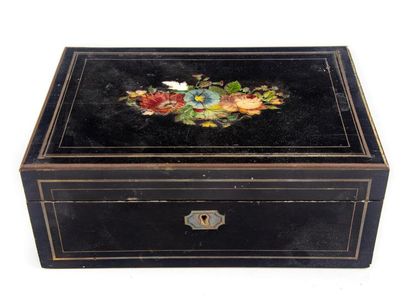 null Napoleon III box with paper flowers decoration ?
Marquetry
11.5 x 28 x 19.5...