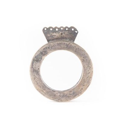 null BERBER, TUNISIA.
Engraved silver.
Very old ring of woman's belt made up of a...