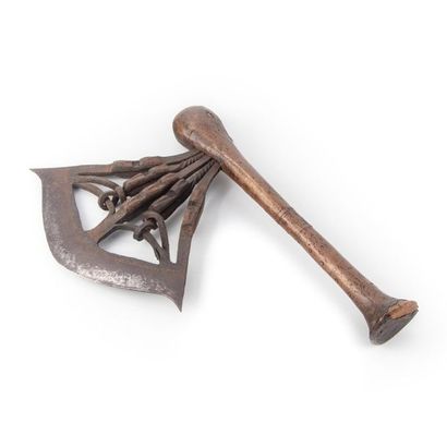 null DAN BASSA, COTE D'IVOIRE
Prestigious axe, 
wood, iron, nails.
Dim. 35 x 16 ...