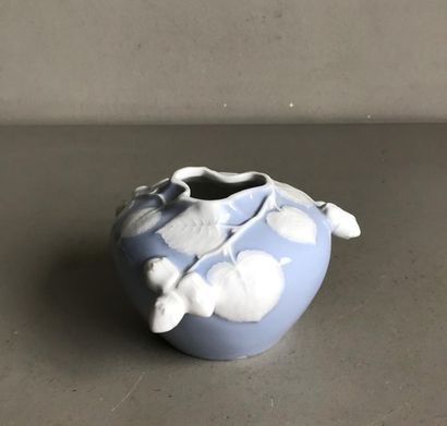 null Manufacture ANGLAISE (?)
Small ovoid-shaped porcelain vase with white on blue...