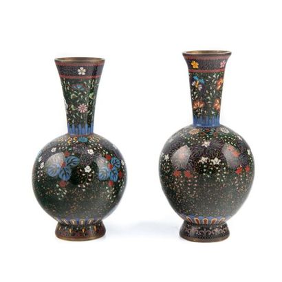 null CHINA
Pair of cloisonné enamel flower vases. 
19th century.
Height : 18 cm.