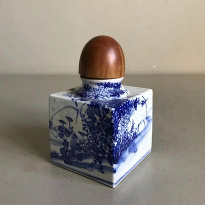 null JAPAN
Square porcelain box with blue-white decoration of flowers and foliage....