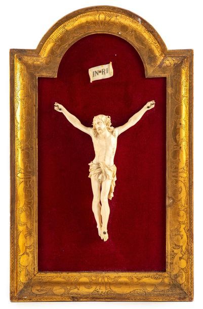 null Christ en ivoire dans un cadre en bois doré. XIXe