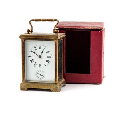 null Officer's clock in brass and glass with double dial. With its key.
H.: 11 cm
In...