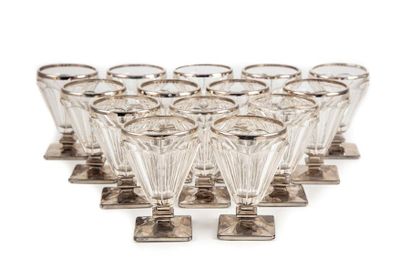 null 14 ribbed glass glasses resting on a square base of agglomerated glass