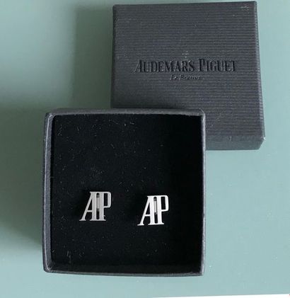 null AUDEMARS PIGUET
Pair of metal cufflinks forming the Number AP
In their box