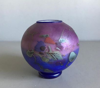 null MURANO (?)
Vase boule en verre soufflé bleu à décor d'inclusions.
Signé sous...