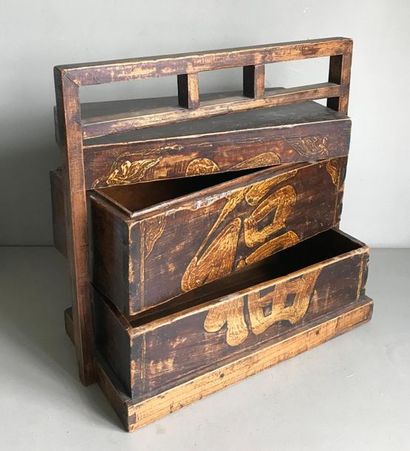 null JAPAN
Rectangular shaped Kimono box in wood with a patina and ideograms decoration....