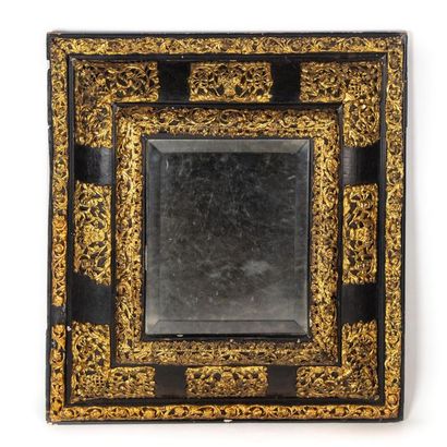 null Miroir en bois noirci et laiton doré dans le style hollandais du XVIIe
70 x...