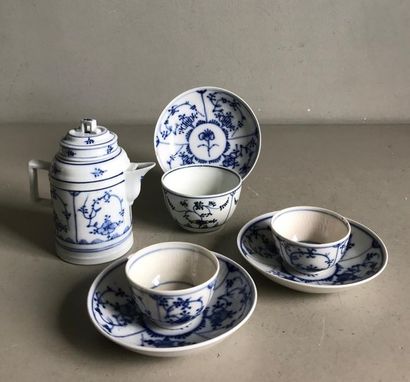 null MEISSEN or ROYAL COPENHAGEN
Porcelain set with blue-white onion flower decoration...