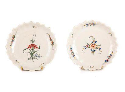 null ROUEN
Two earthenware compote dishes decorated with carnations and flowers
XVIIIth
D.:...