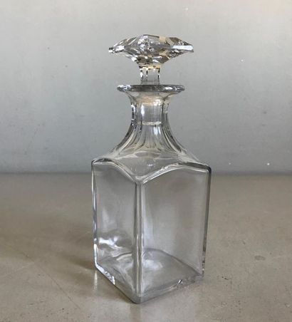 null Small covered square section crystal decanter.
H. 21 cm