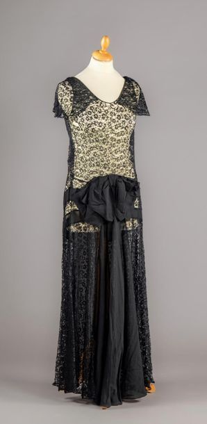 null Robe de diner, haute couture, vers 1920-1925, robe en mousseline de soie café...