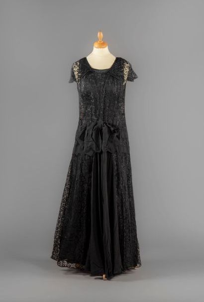 null Dinner dress, haute couture, circa 1920-1925, chiffon dress in café au lait...