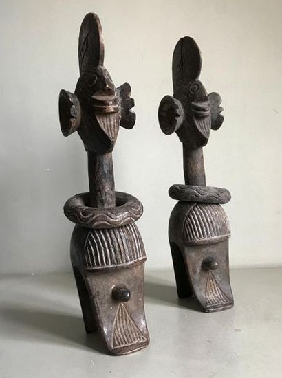 null AFRICA
Two wooden sculptures decorated with a necklace.
H. 47 and 48 cm
Slit...