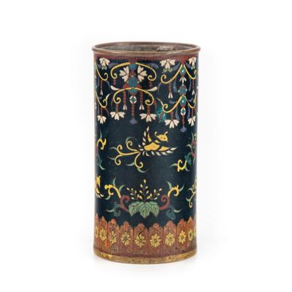 null Rolled vase in cloisonné enamel, pewter lining Work
of the XXth
H.: 16 cm
