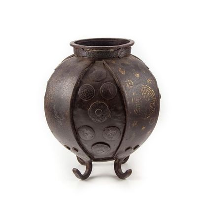 null CHINA - MING Dynasty 16th
century Iron perfume burner with gold and silver inlays...