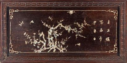 null CHINA
Lacquered wooden panel with mother-of-pearl inlays
H.: 54 cm; L.: 108...
