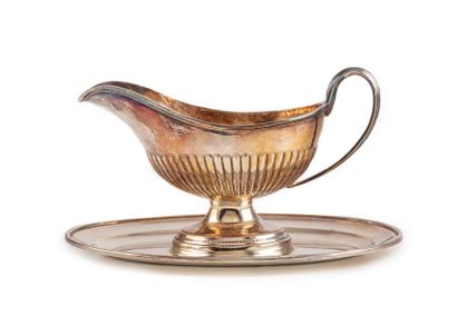 null Gravy boat on its silvery metal frame with a gadrooned rim.
English work