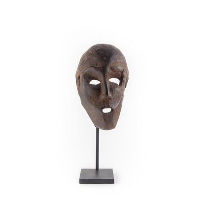 null TIMOR.
Wood inlaid with a deep patina of use.
Shamanic mask suggesting disease.
Dim...