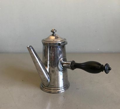 null CHRISTOFLE
Pourer with flat bottom in moulded silvery metal. Wooden side outlet....
