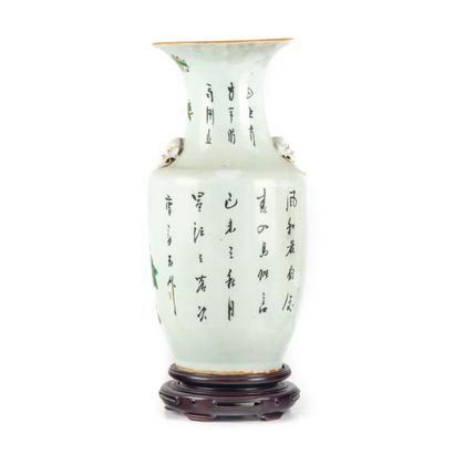 null CHINE
Vase de forme balustre en porcelaine à décor polychrome de fleurs et oiseau....