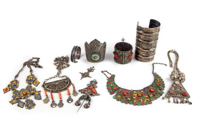 null Lot de bijoux Berbere et tibétain.
Argent, corail rouge, émail, pierre dure.
(...