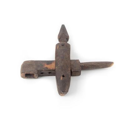 null BAMBARA, MALI.
Wood inlaid with a brown-black patina, metal.
Old lock with bolt...