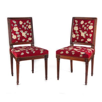 null Pair of moulded and stained wood chairs with flat back and tapered legs with...