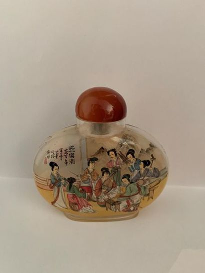 null Covered snuffbox in glass decorated with a painted animated scene
H.: 9,5 c...