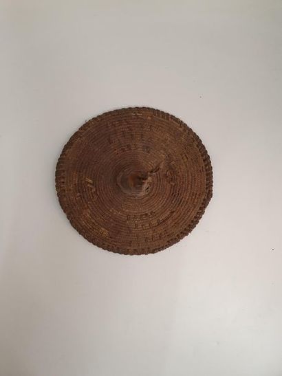 null BATAMMALIBA, TOGO.
Braided straw shield.
D.: 33 cm