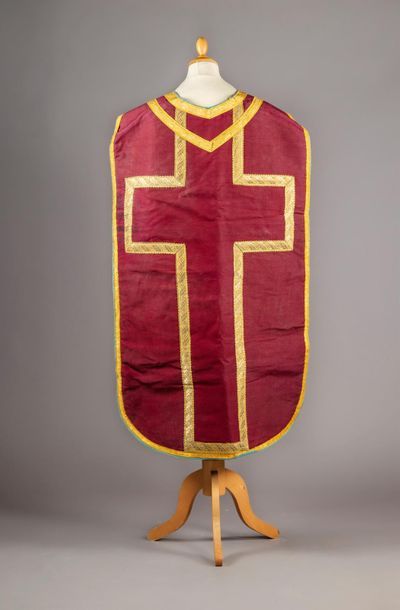 null Ornement liturgique complet, vers 1900, chasuble et accessoires en cannetillé...