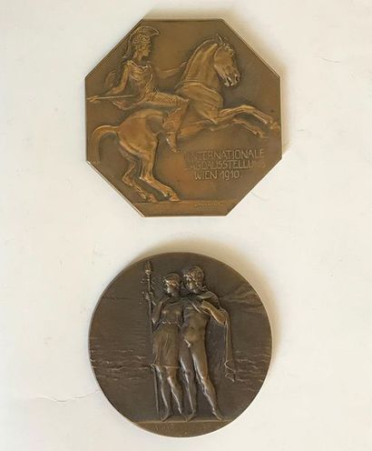 null Two patinated bronze medals representing scenes from Antiquity. Late 19th -...