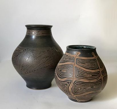 null Yves PAINCHER - XXth
Two stoneware vases decorated with
monogrammed
incisions...