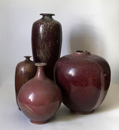 null LANOS...
Set of four red and brown
glazed ceramic vases H. 36 to 20 cm