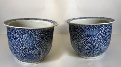 null CHINA
Pair of round porcelain planters with blue-white flower decoration
H....