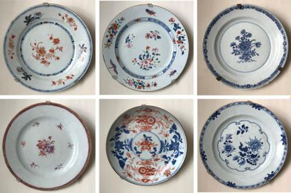 null CHINA Set
of six (mismatched) porcelain plates with floral decoration in blue,...