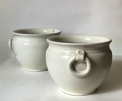 null Pair of planters in white enamelled faIence with ring-shaped side grips.
H....