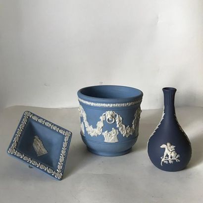 null WEDGWOOD
Porcelain set with white on blue decoration composed of: a small planter...