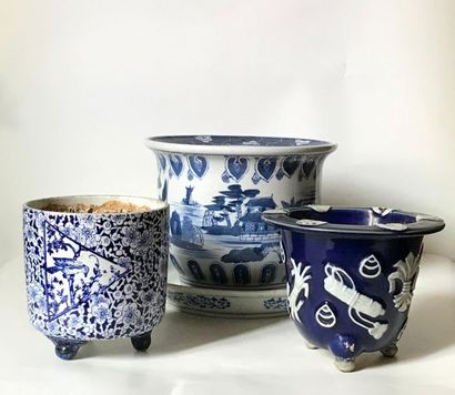 null CHINA Set
of small porcelain planters with blue-white decoration
H. 18 to 12...
