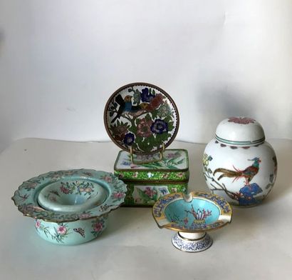 null Set of bowls - boxes and ashtray in partitioned metal. A small porcelain vase...