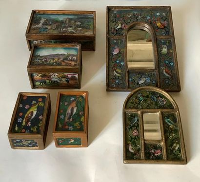 null Ensemble de quatre boites et deux miroirs en bois et verre à décor peint d'oiseaux...