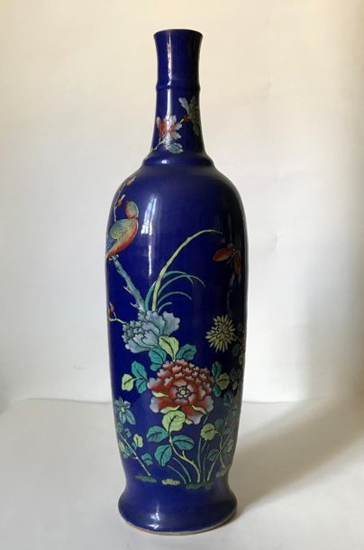 Vase de forme bouteille en porcelaine à décor...
