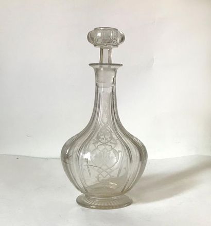 null Carafe couverte de forme balustre en cristal taillé d'un décor floral.
H. 27...