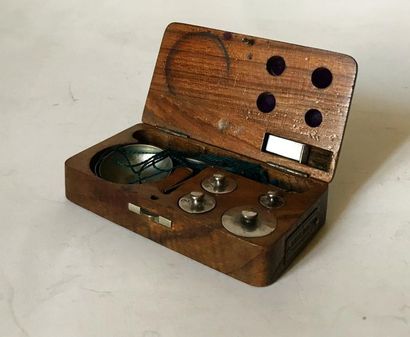 null Small goldsmith's balance in its wooden box
L. 9.5 cm