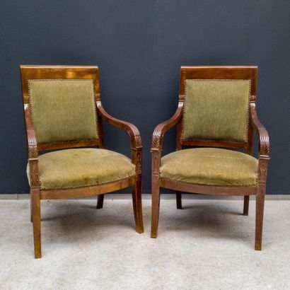 null Pair of mahogany and mahogany veneer armchairs with straight back. Armrests...